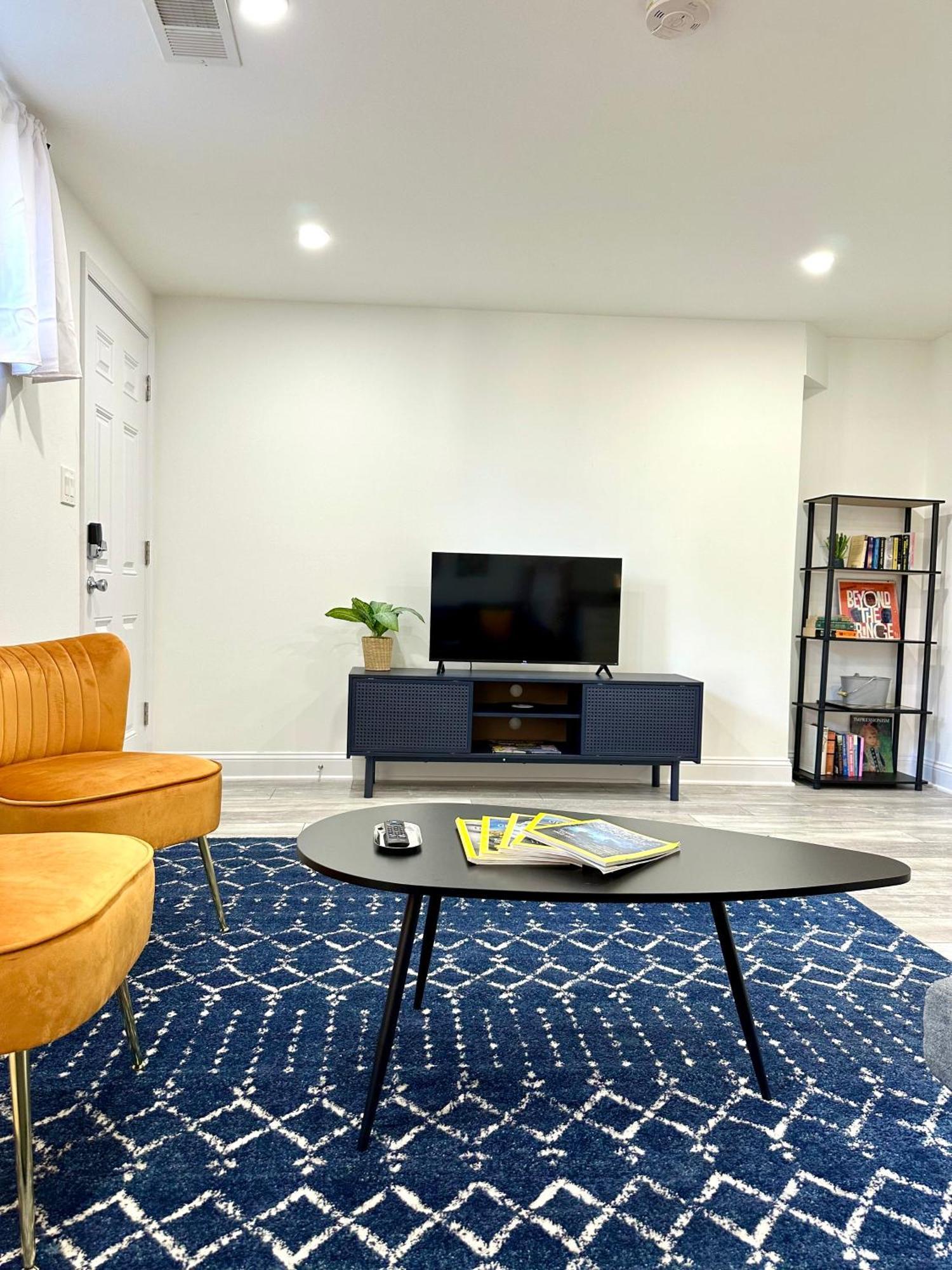 Appartement Stylish 1 Bed - 5 Min Walk To Metro, Free Parking!